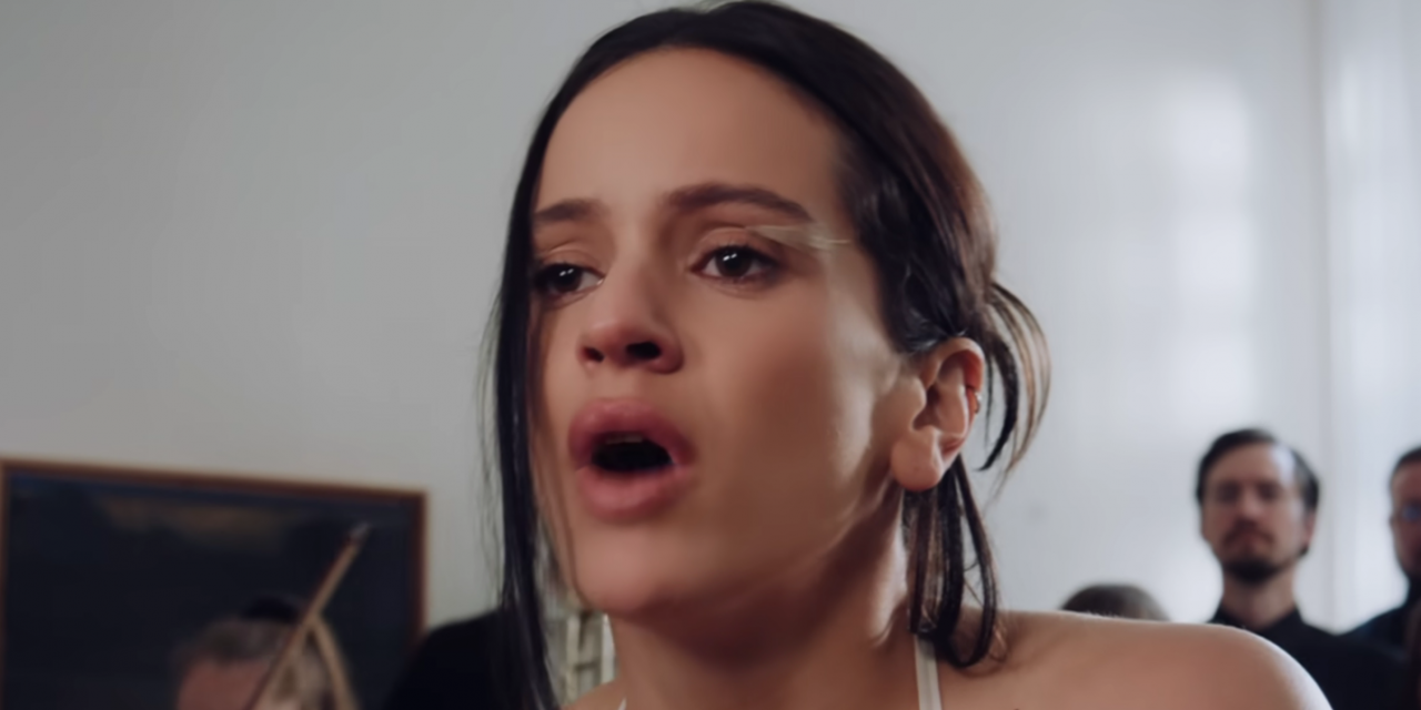 Rosalía, en su videoclip «Berghain», acude a 9 símbolos cristianos: los repasamos.