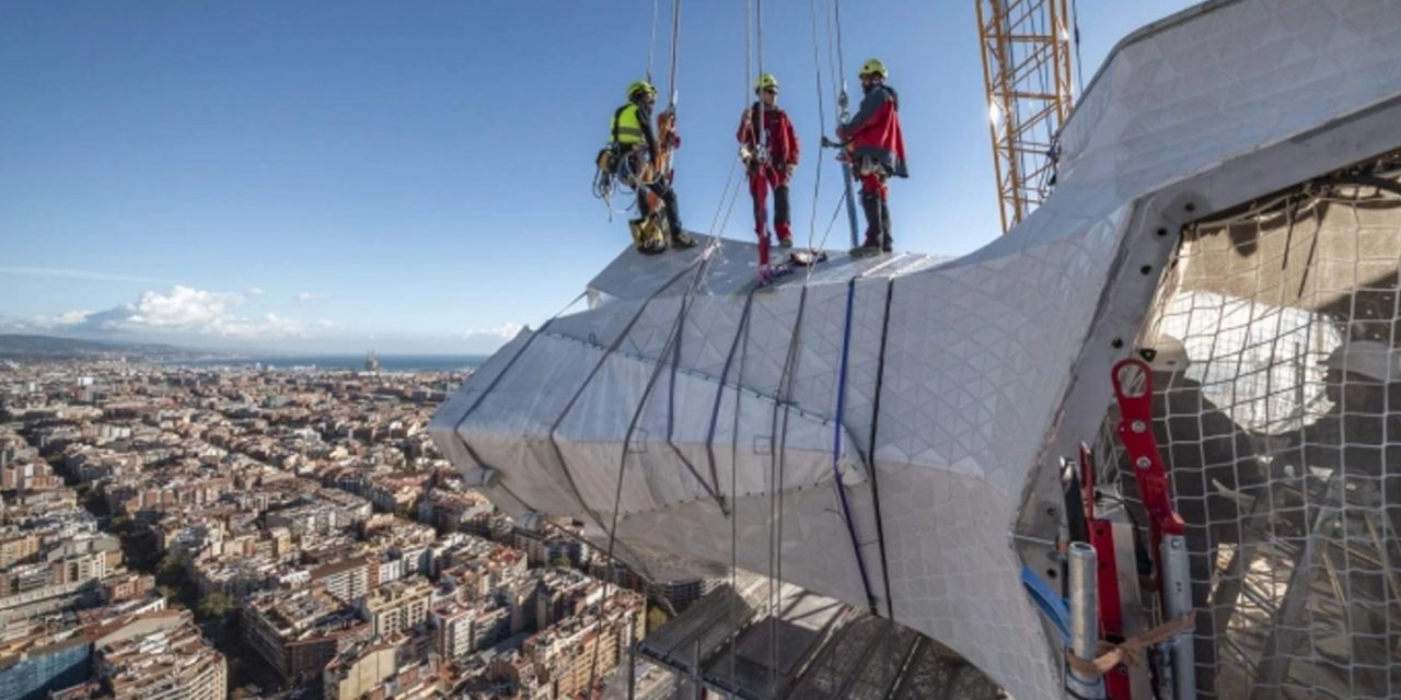 La cruz de la Sagrada Familia. La torre más alta ya ‘abraza’ al mundo entero