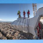 La cruz de la Sagrada Familia. La torre más alta ya ‘abraza’ al mundo entero