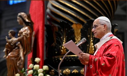 León XIV: El Paráclito nos defiende de los prejuicios que apagan la luz del Evangelio. Pentecostés 2026.
