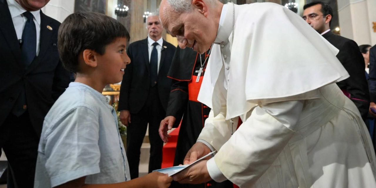 Un niño de 6 años roba el corazón a todo el mundo con sus preguntas al Papa León XIV en Barcelona.