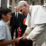Un niño de 6 años ROBA EL CORAZÓN a todo el mundo con sus PREGUNTAS al PAPA LEÓN XIV en BARCELONA.