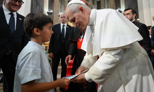 Un niño de 6 años ROBA EL CORAZÓN a todo el mundo con sus PREGUNTAS al PAPA LEÓN XIV en BARCELONA.