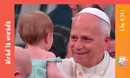 León XIV, el Papa de los bebés. Bendiciones a decenas de bebés durante su visita a España.